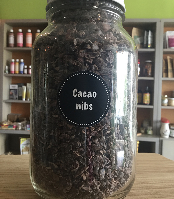 Cacao nibs en canasta en casa