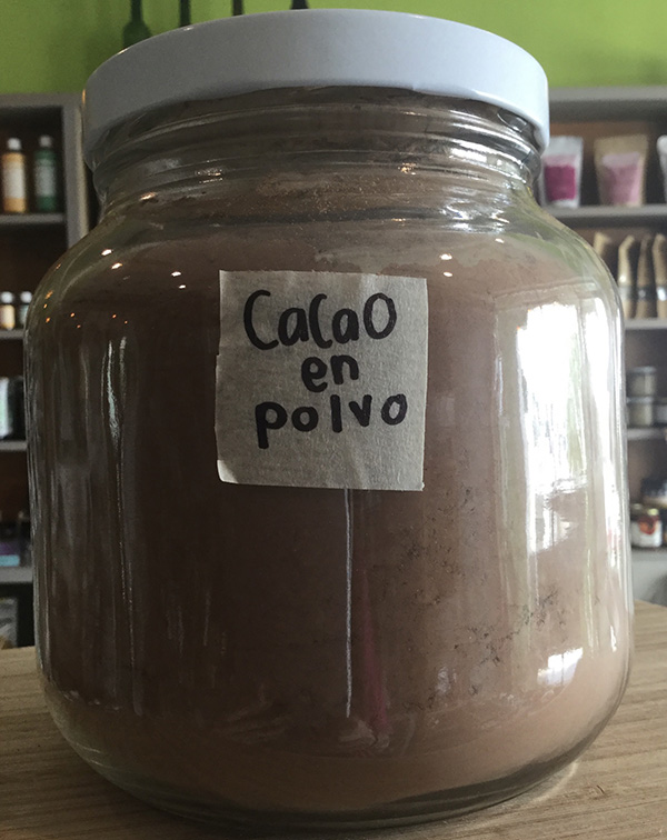 Cacao en polvo en canasta en casa