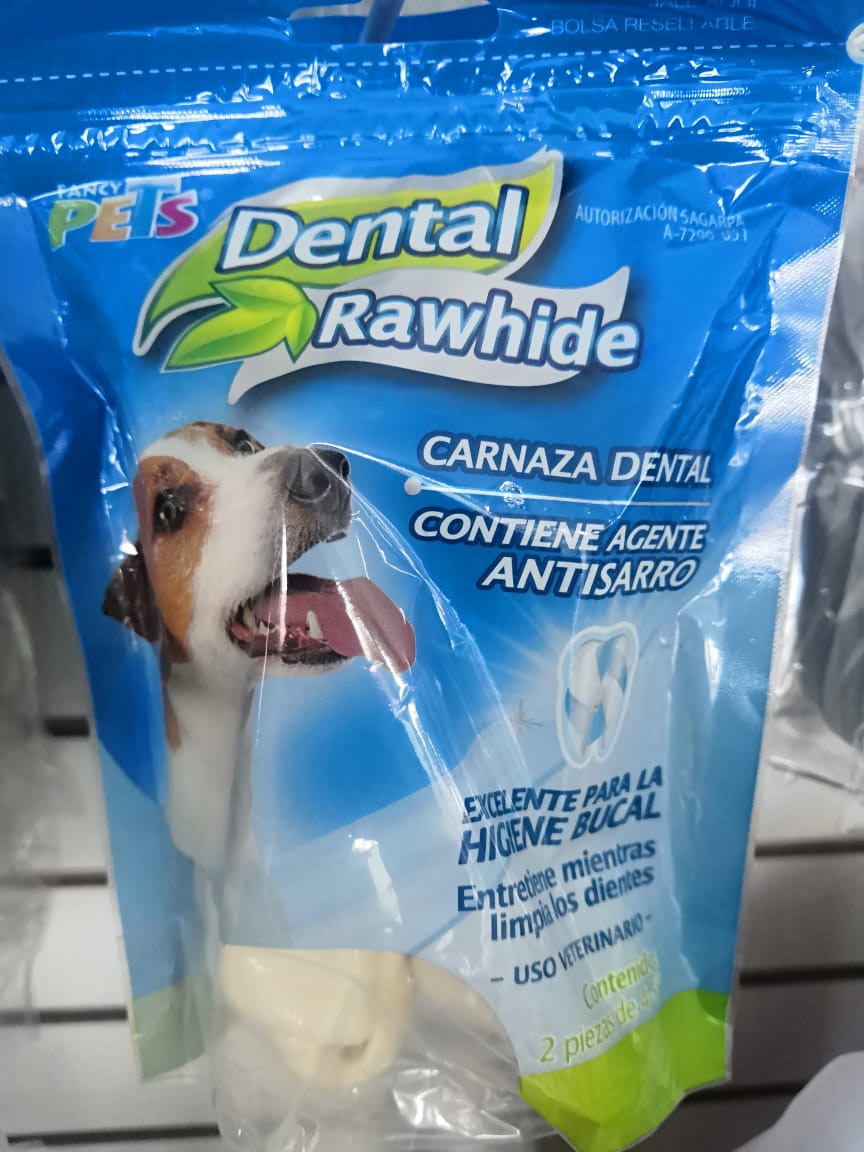 Carnaza dental en canasta en casa
