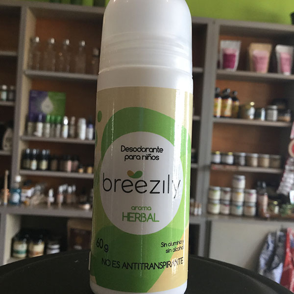 Desodorante natural breezily roll on en canasta en casa