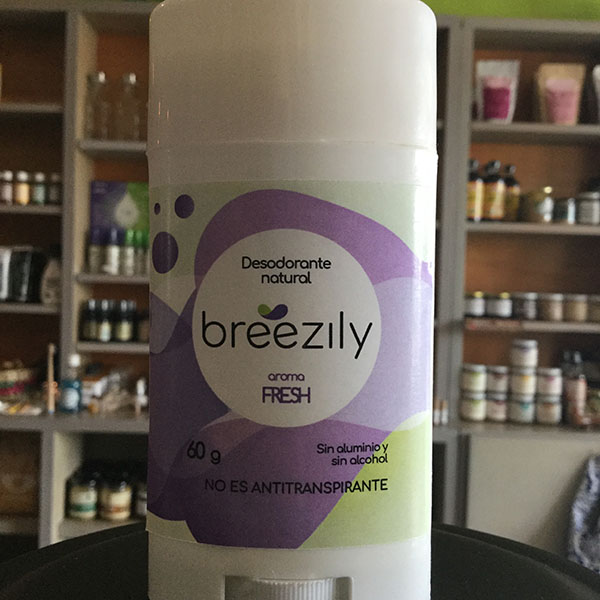 Desodorante natural breezily en barra en canasta en casa