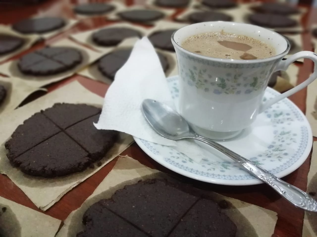 Chocolate artesanal de mesa en canasta en casa