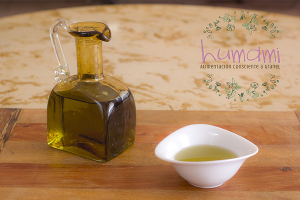 Aceite de oliva mexicano en canasta en casa