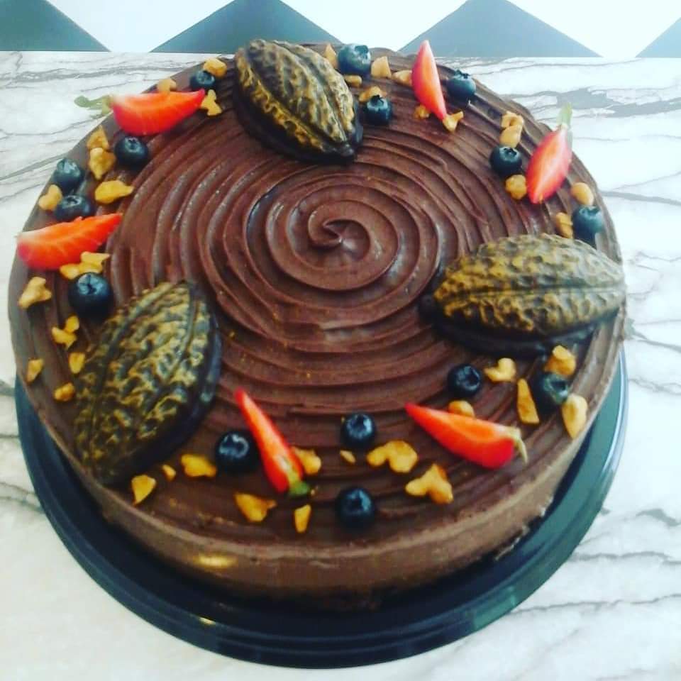 Chocolate mousse cake en canasta en casa