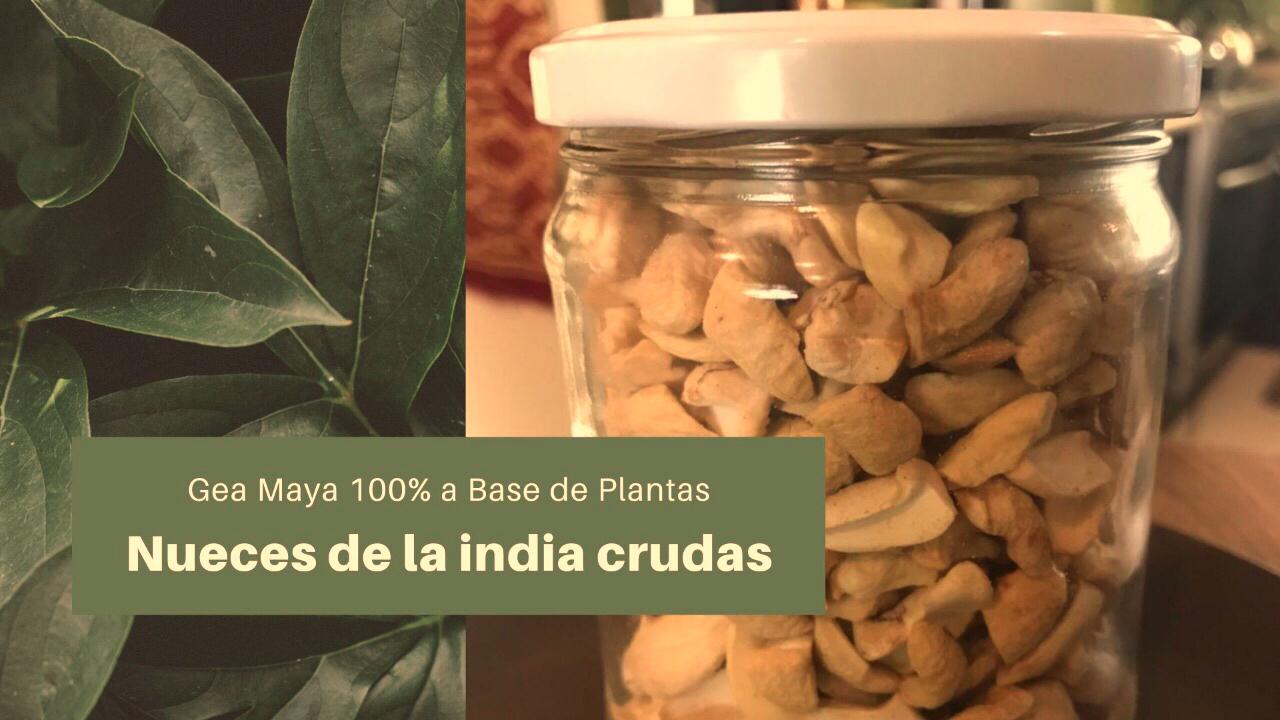 Nueces de la India crudas en canasta en casa