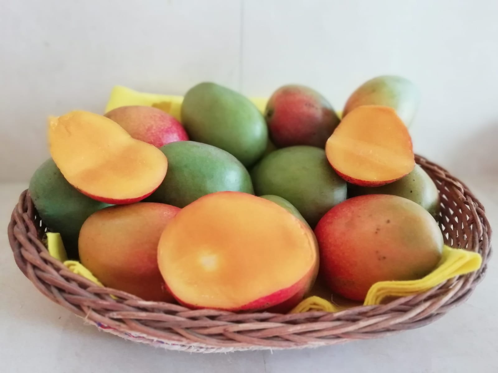 Pulpa de Mango en canasta en casa